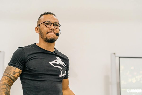 Lettre de démission remise en main propre : Modèle et conseils essentiels pour une remise sereine